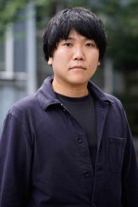 進藤 直也:低音で重厚感のある声、朗読や舞台演技経験からくる、情緒ある語りが持ち味。